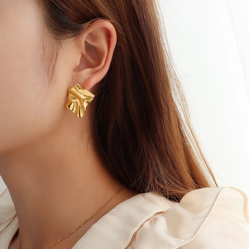 Abstract Crumpled Stud Earrings – Gold-Tone Imitation Jewellery
