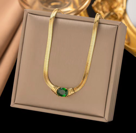 Regal Emerald Glow Necklace – Heritage Gold Edition