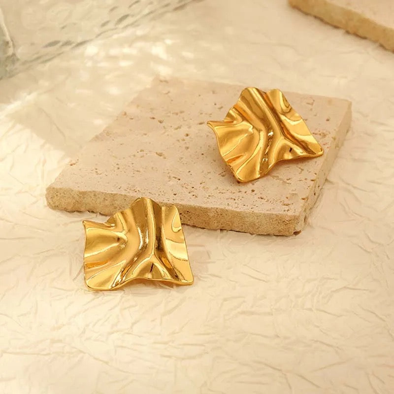 Abstract Crumpled Stud Earrings – Gold-Tone Imitation Jewellery