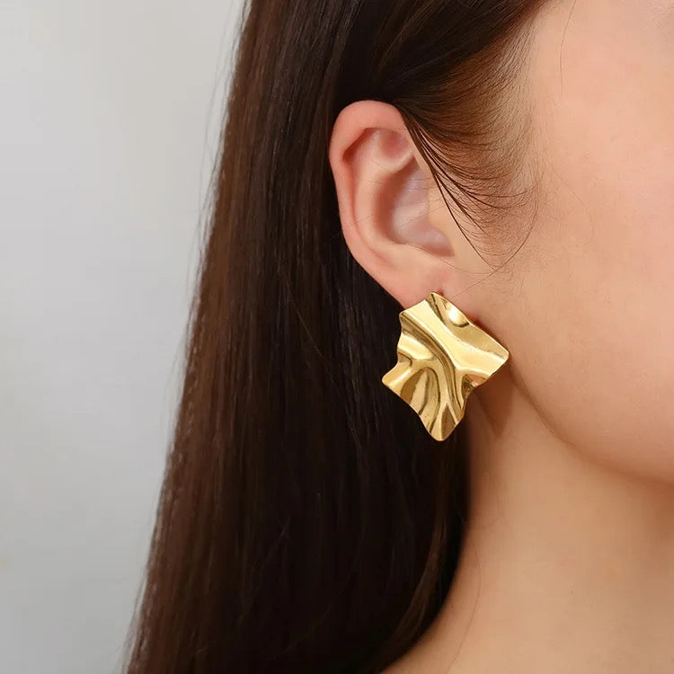 Abstract Crumpled Stud Earrings – Gold-Tone Imitation Jewellery